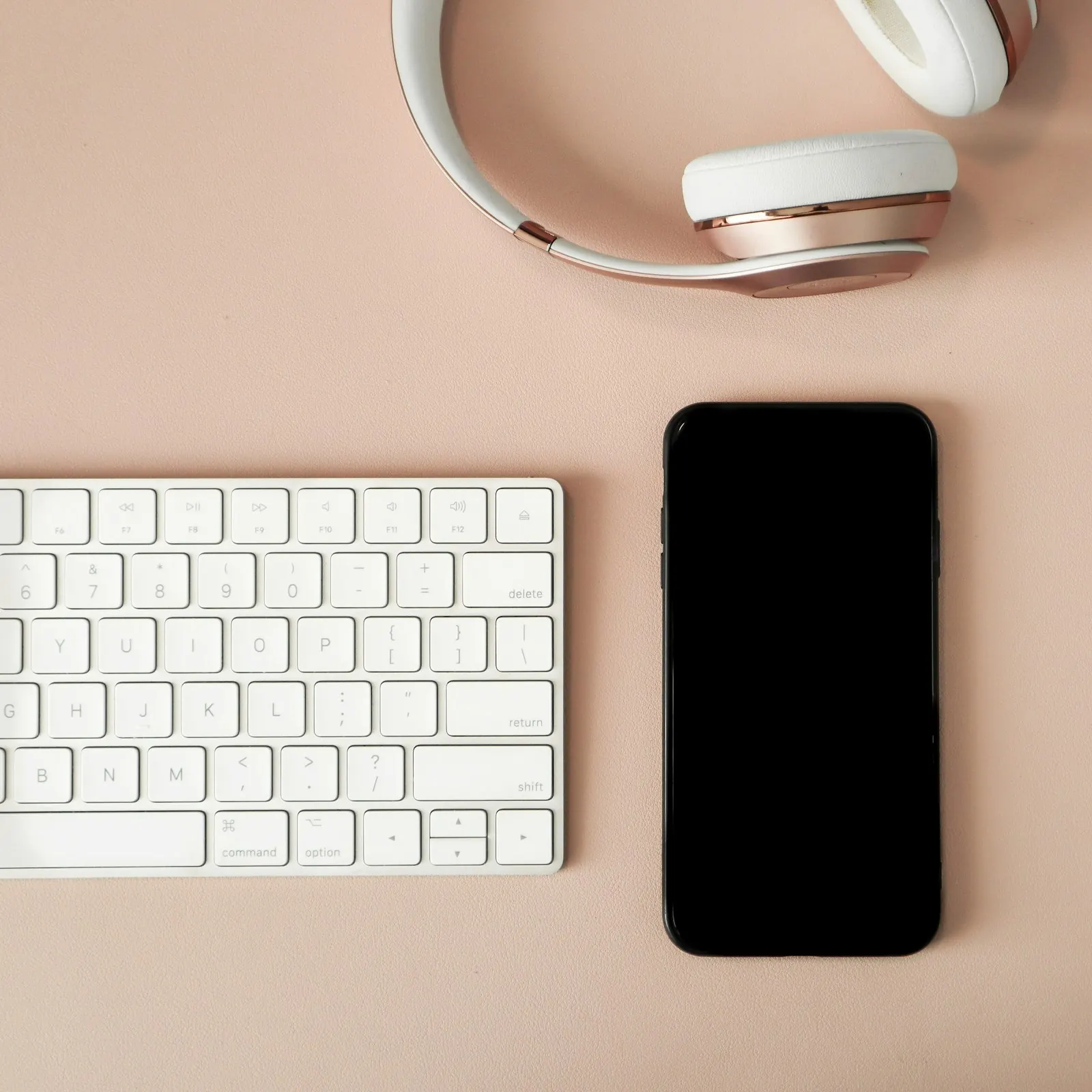 Téléphone posé sur un bureau clair, près d’un clavier